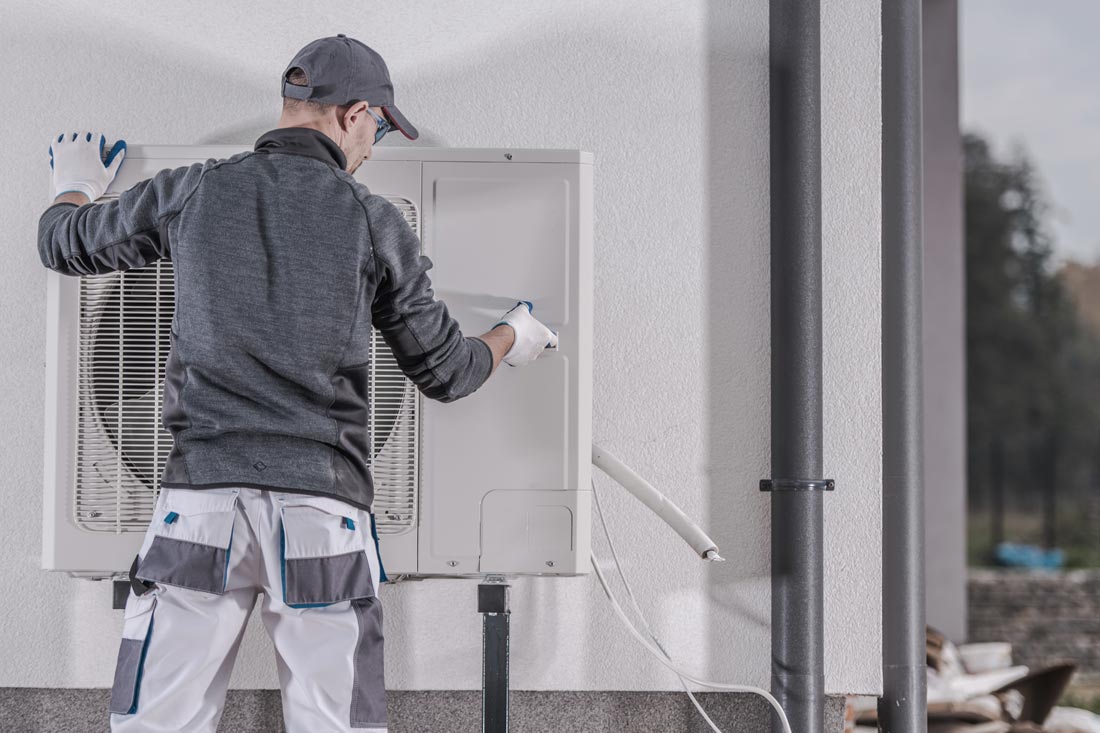 electricien installe une pompe à chaleur