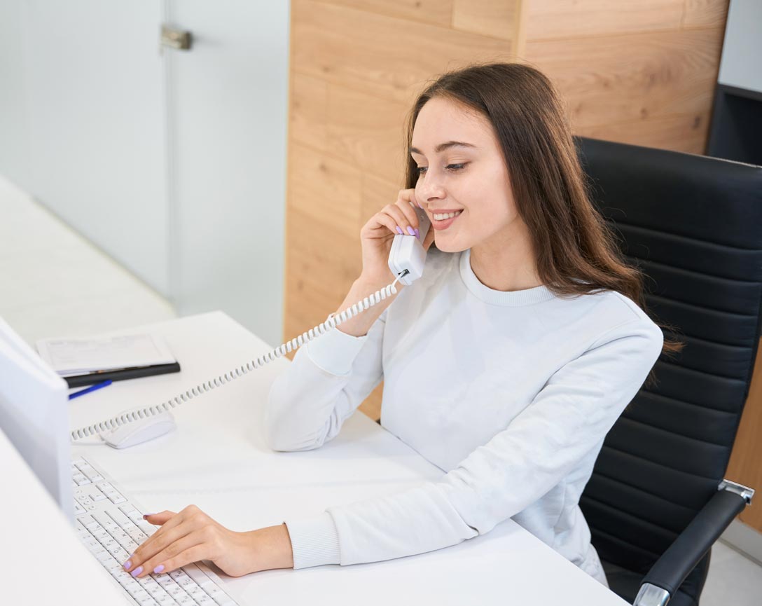 femme en assistance par téléphone