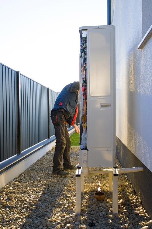 homme electricien repare un tableau electrique